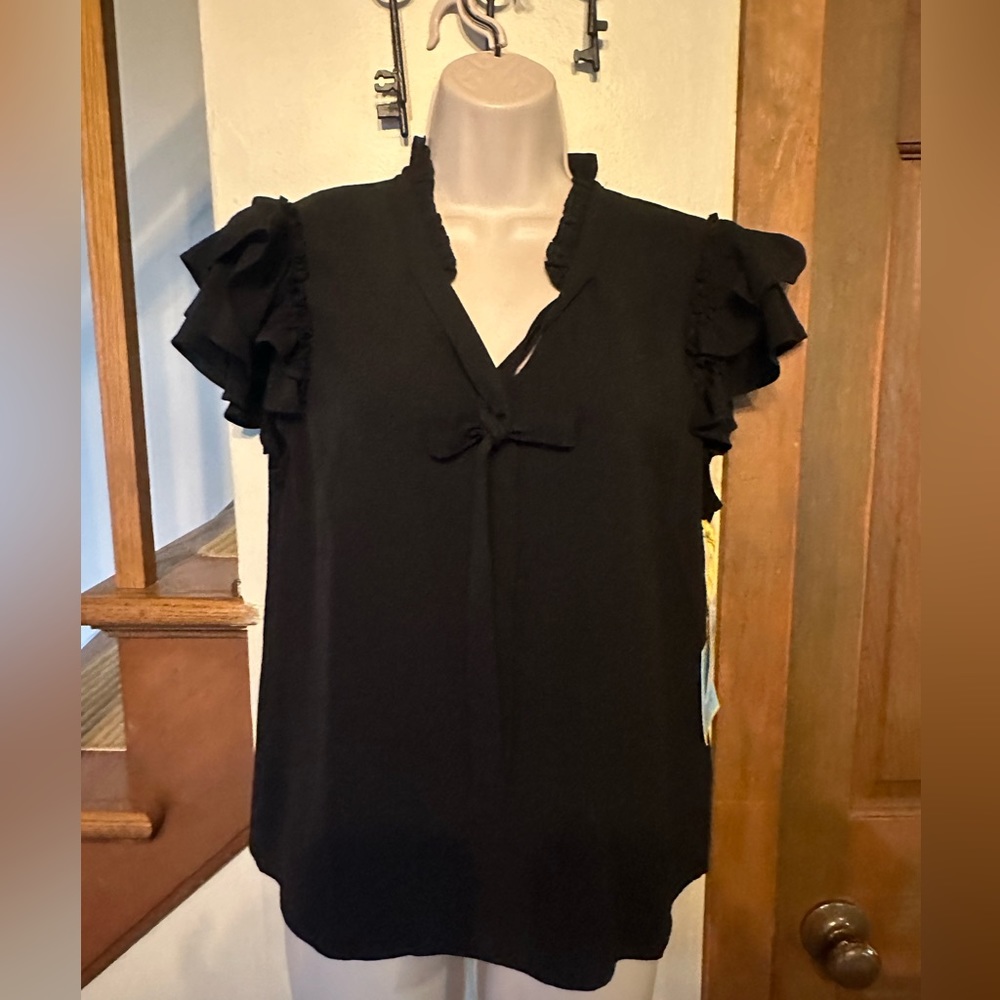 New CeCe Vneck ruffle sleeve tie blouse. Size M . Black
